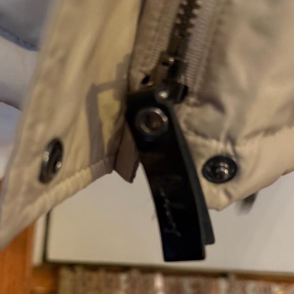 Burberry Tan Quilted Vest with Check Lining - Picture 4 of 7